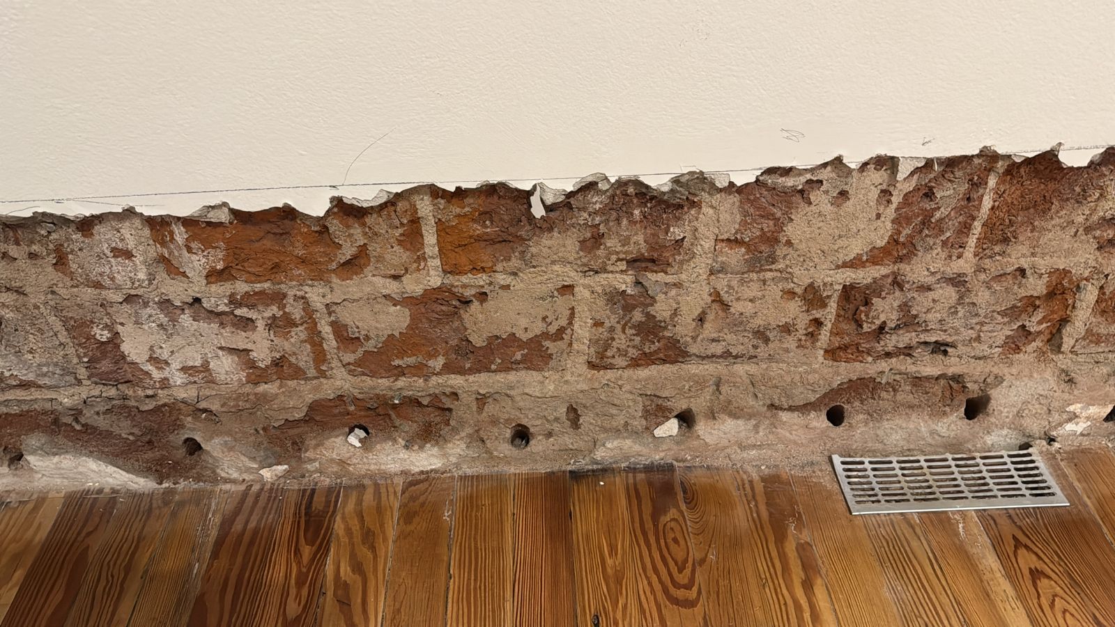 Humedad en pared - da&ntilde;o visible